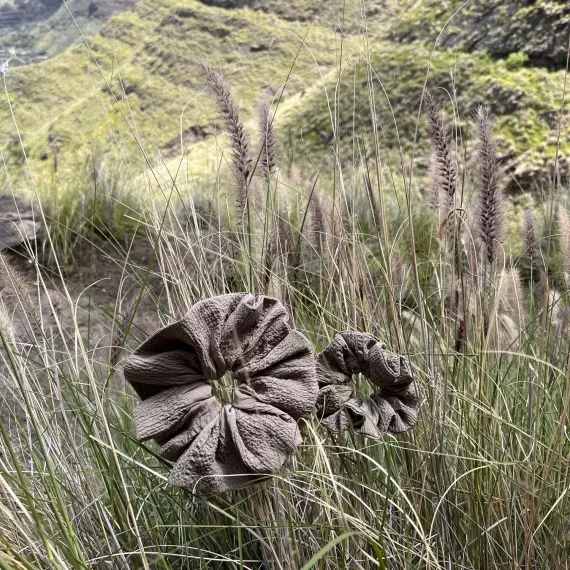 Duża beżowa scrunchie do włosów z fakturą.