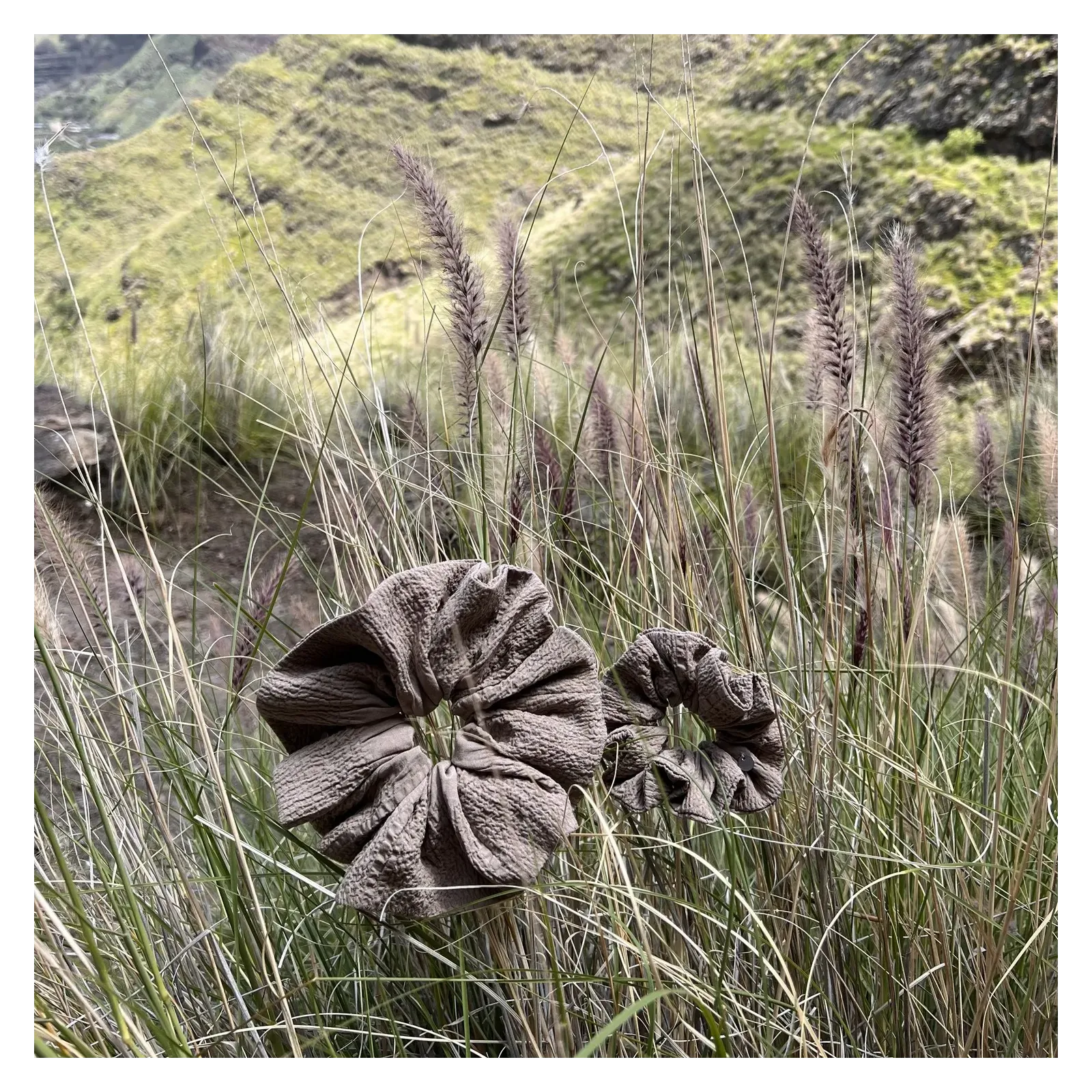Duża beżowa scrunchie do włosów z fakturą.