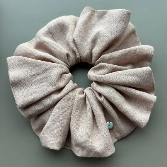 Lniana materiałowa gumka do włosów beżowa.