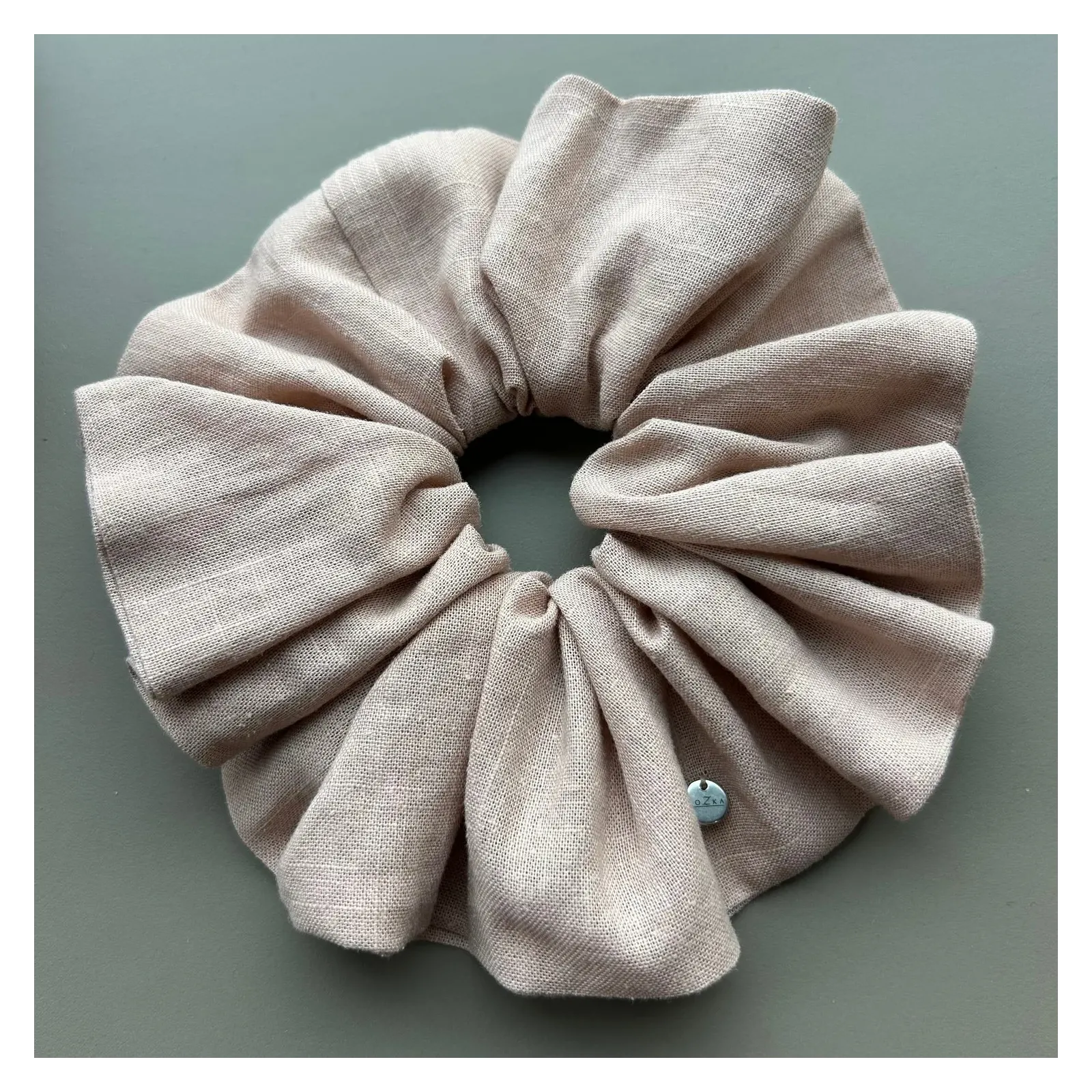 Lniana materiałowa gumka do włosów beżowa.