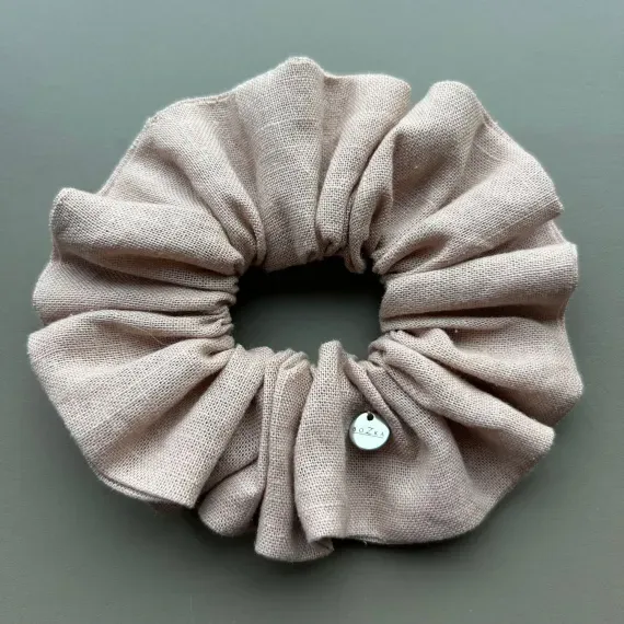 Mała lniana beżowa scrunchie.