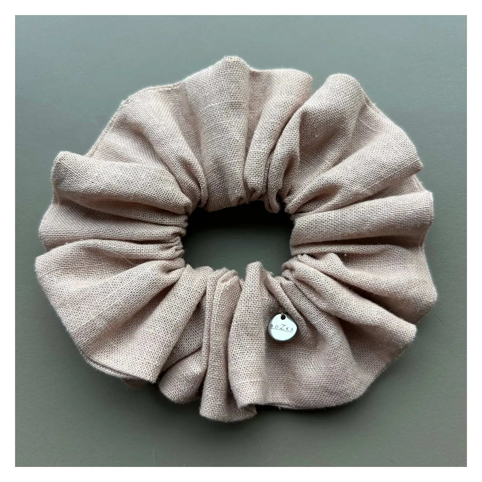 Mała lniana beżowa scrunchie.