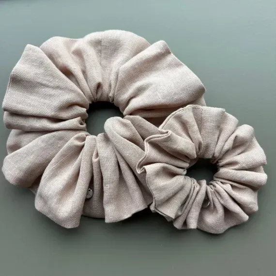 Mała lniana beżowa scrunchie.