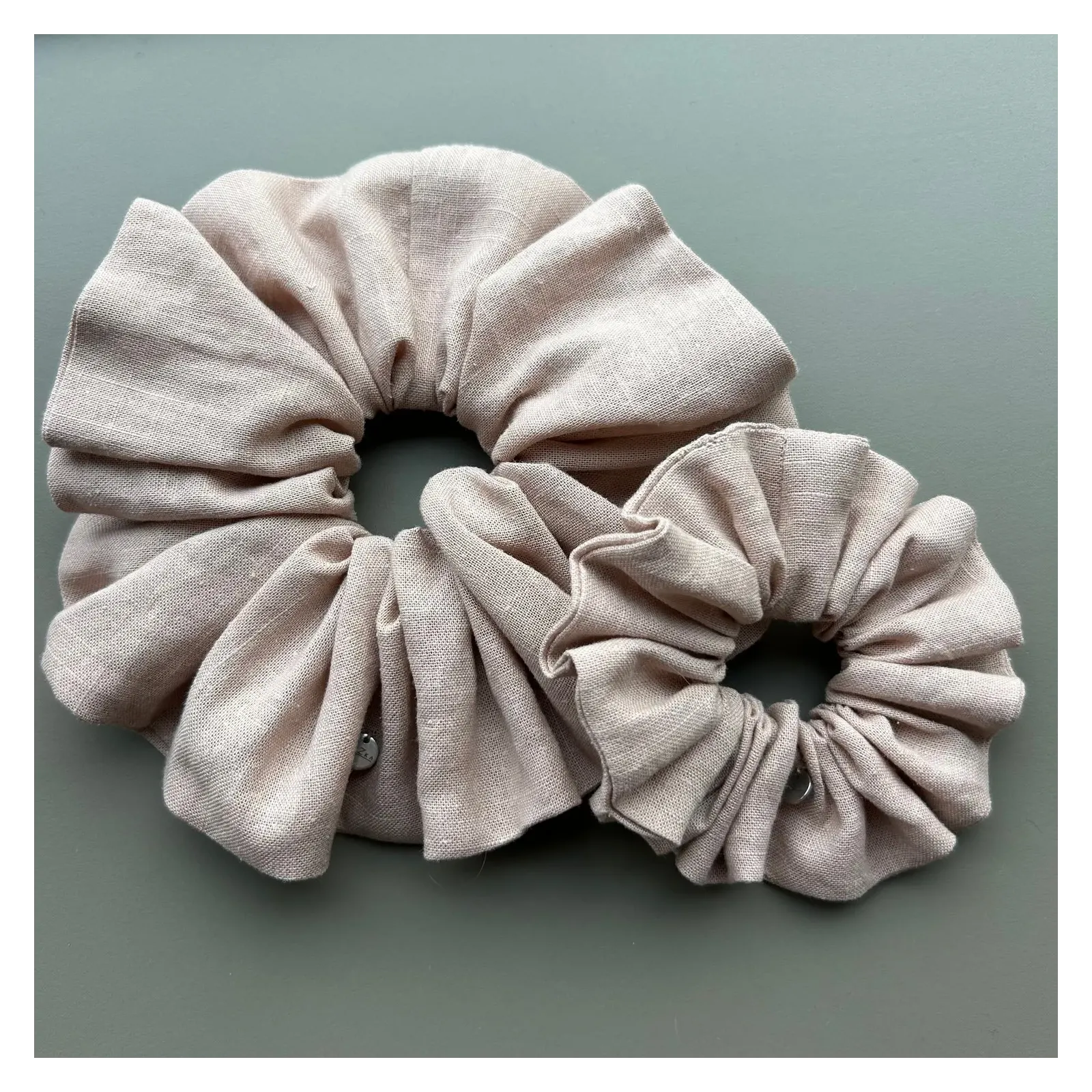 Mała lniana beżowa scrunchie.