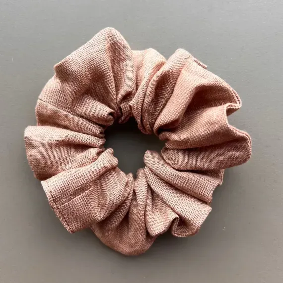 Materiałowa lniana gumka w odcieniu nude.