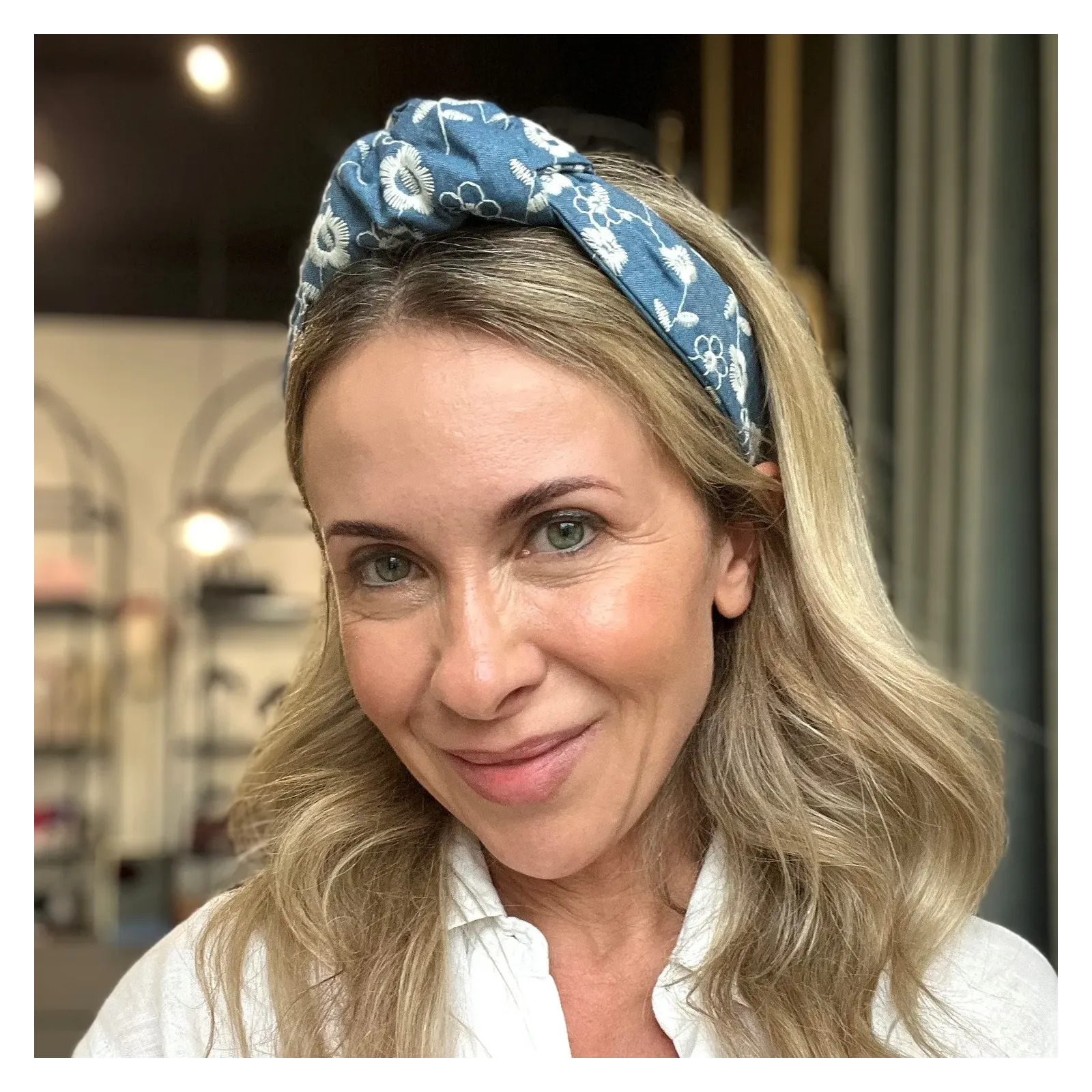 Opaska z supłem jeansowa z haftem.