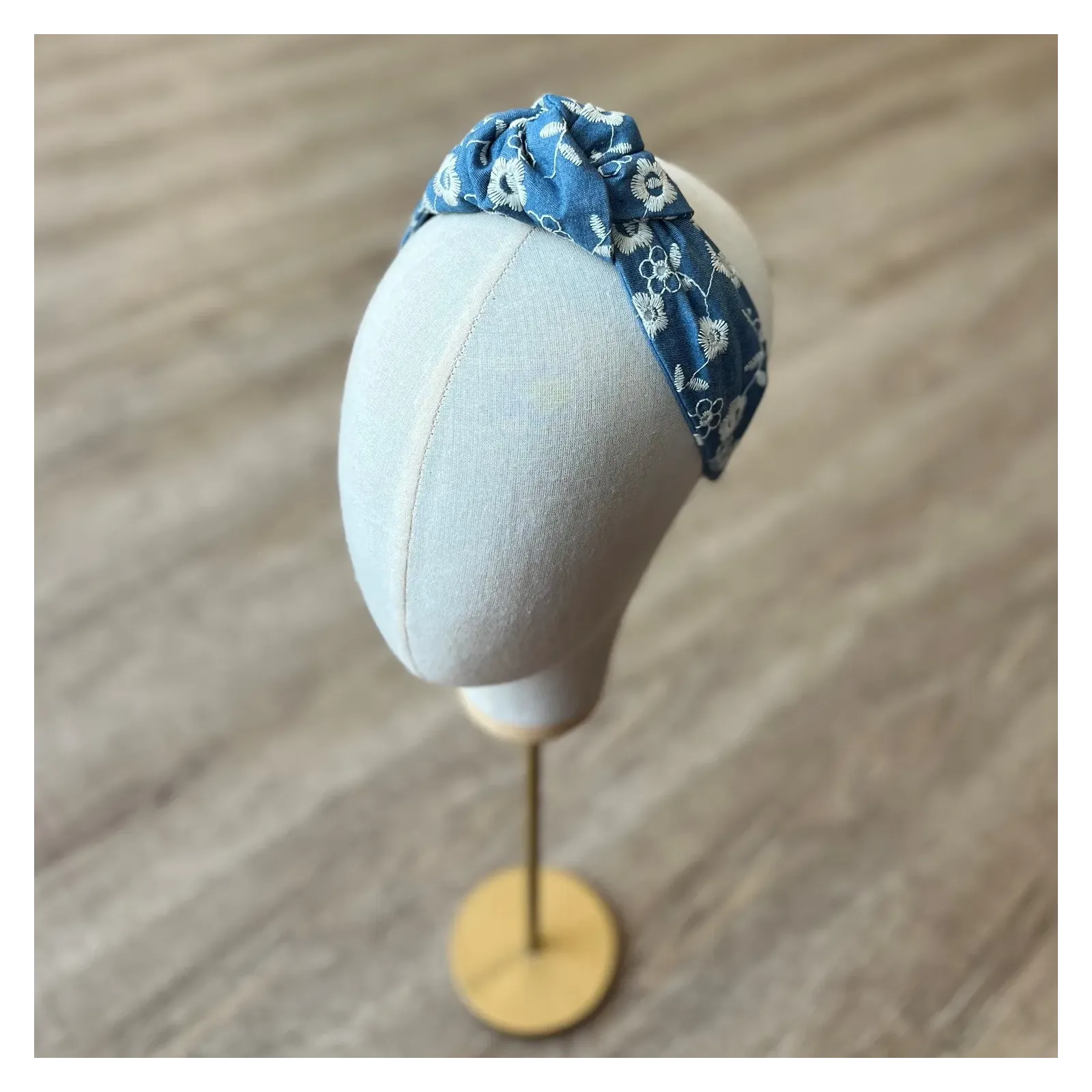 Opaska z supłem jeansowa z haftem.