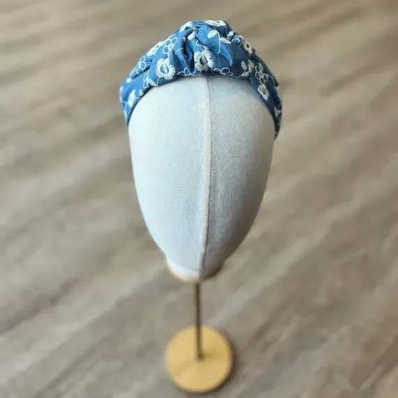 Opaska z supłem jeansowa z haftem.