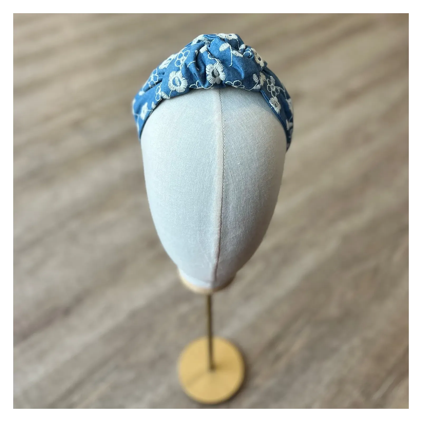 Opaska z supłem jeansowa z haftem.