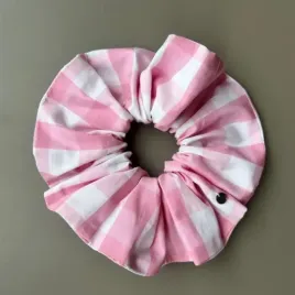 Mała gumka scrunchie w różowo-białą kratę .