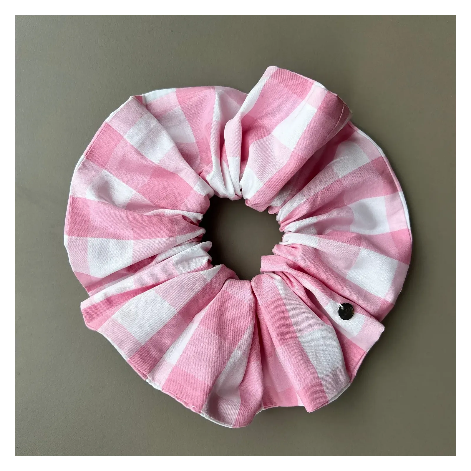 Mała gumka scrunchie w różowo-białą kratę .