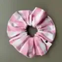 Mała gumka scrunchie w różowo-białą kratę .