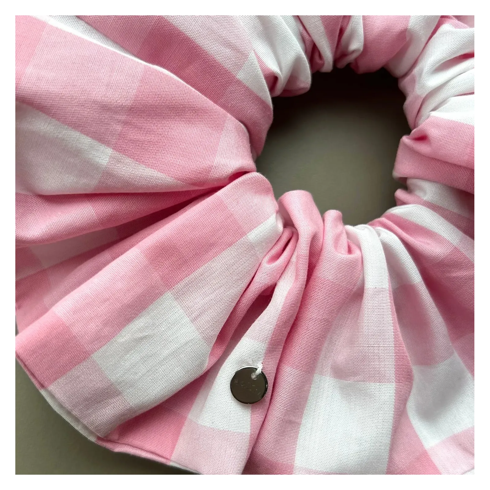 Mała gumka scrunchie w różowo-białą kratę .