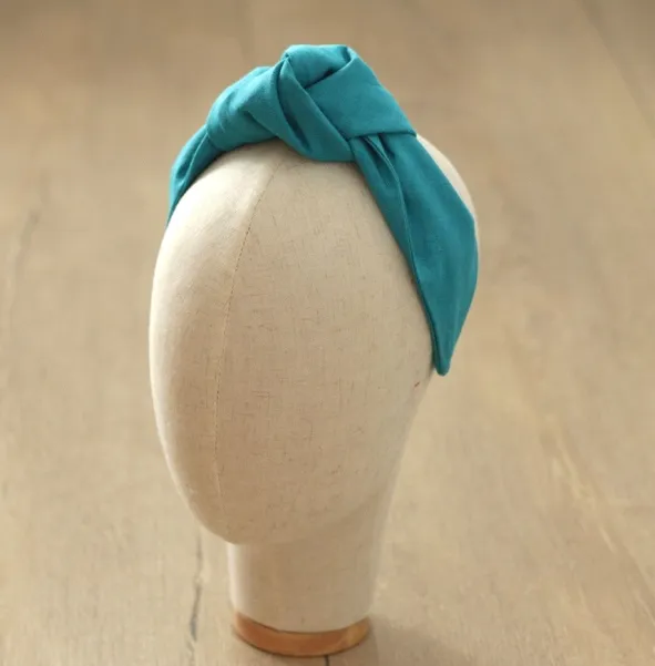 Turkusowa lniana opaska damska z węzłem. Turkusowa lniana opaska damska z węzłem.
