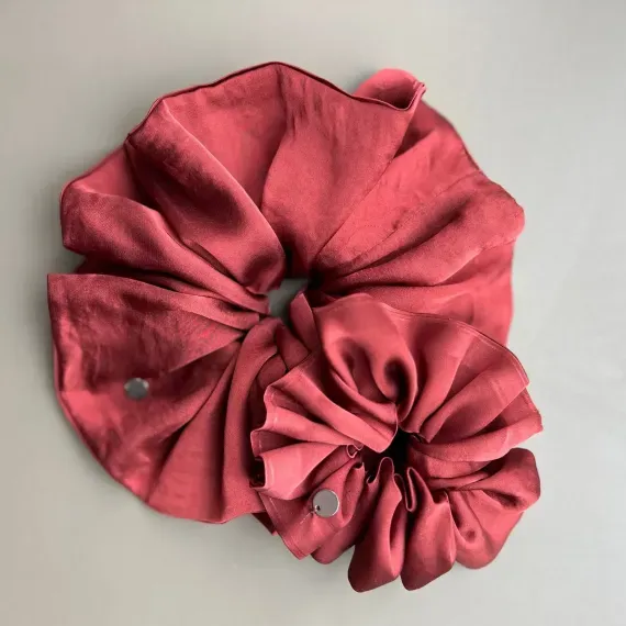 Duża, jedwabista gumka scrunchie w odcieniu bordo.