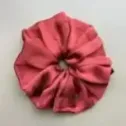 Duża, jedwabista gumka scrunchie w odcieniu bordo.