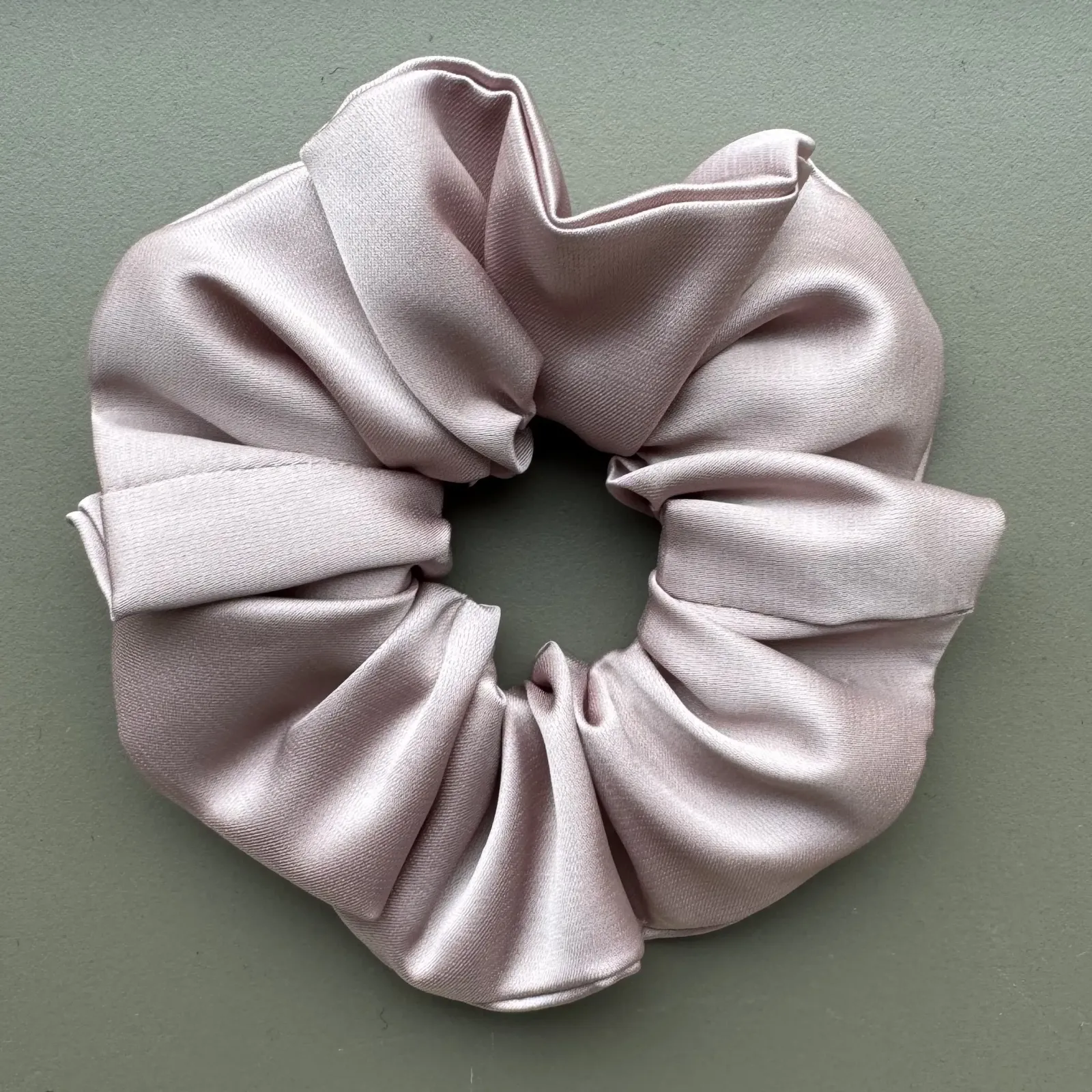 Gumka do włosów satynowa pudrowy róż mała.