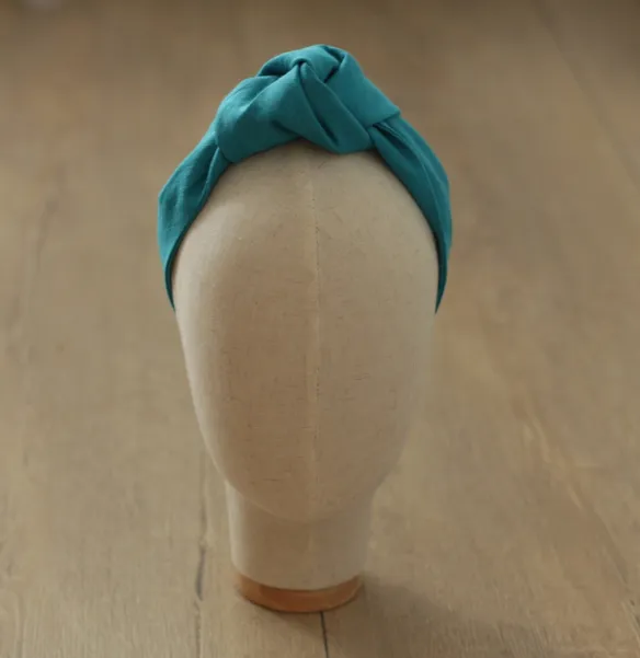 Turkusowa lniana opaska damska z węzłem. Turkusowa lniana opaska damska z węzłem.