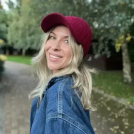 Bordowa czapka z daszkiem z wełną.