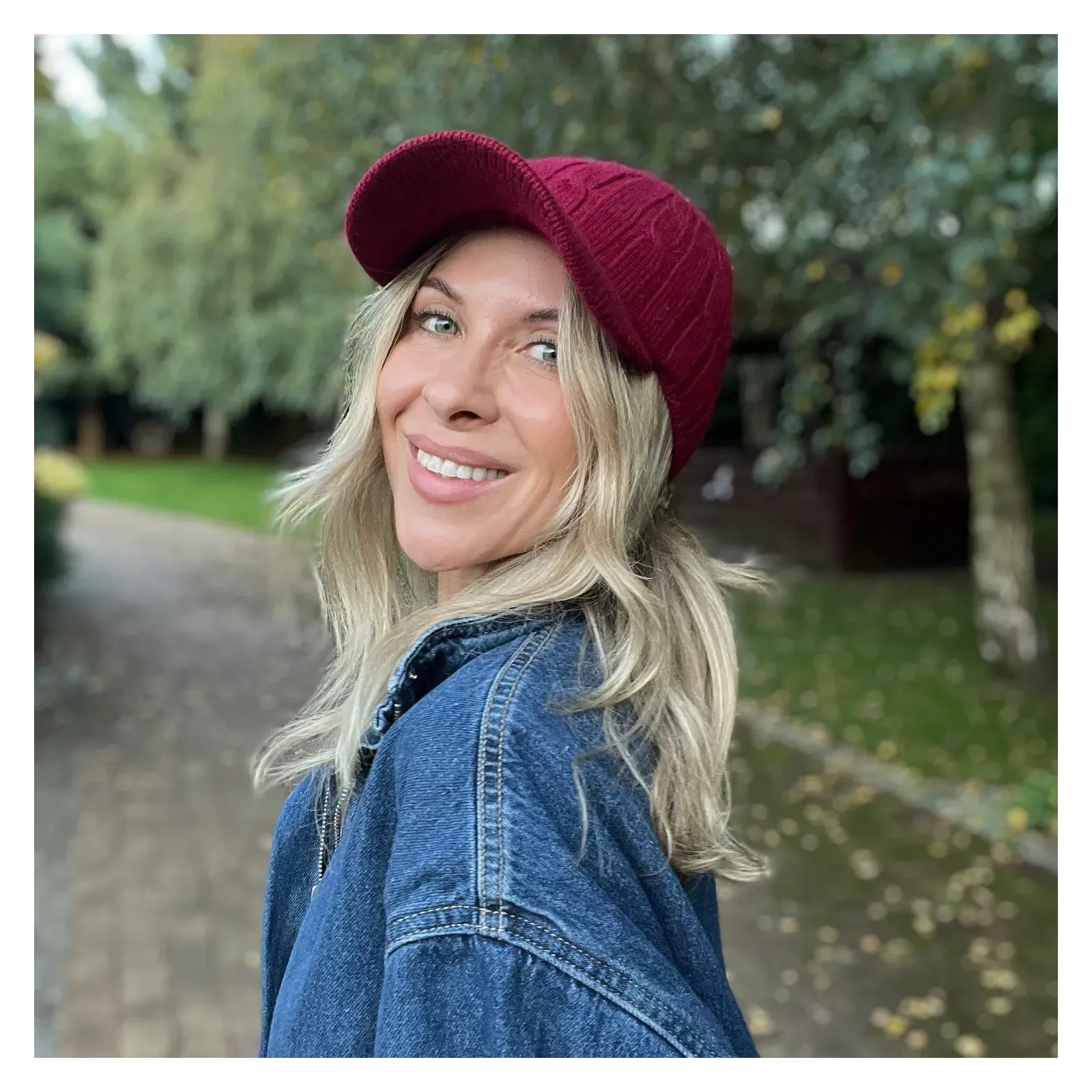 Bordowa czapka z daszkiem z wełną.