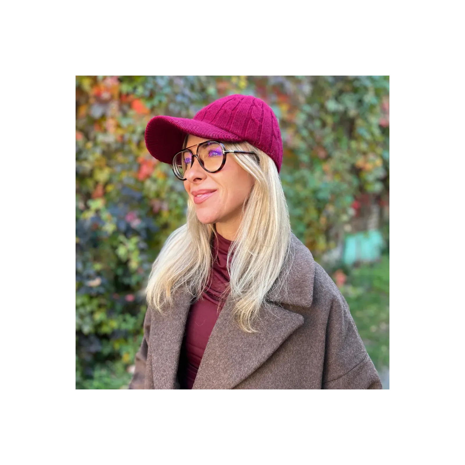 Bordowa czapka z daszkiem z wełną.