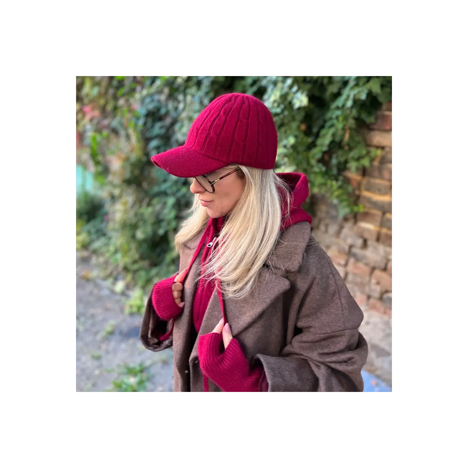 Bordowa czapka z daszkiem z wełną.