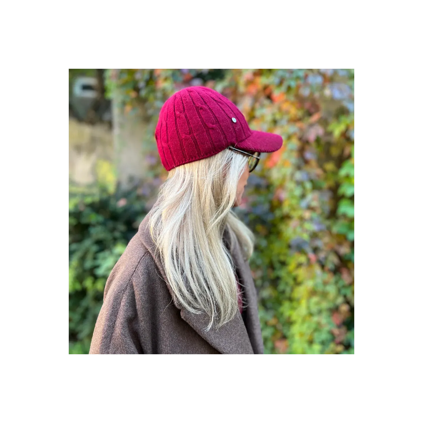 Bordowa czapka z daszkiem z wełną.