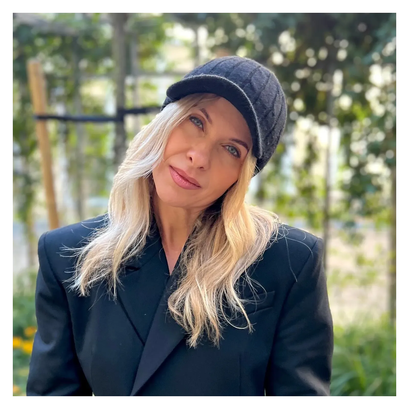 Czarna czapka z daszkiem z wełną.