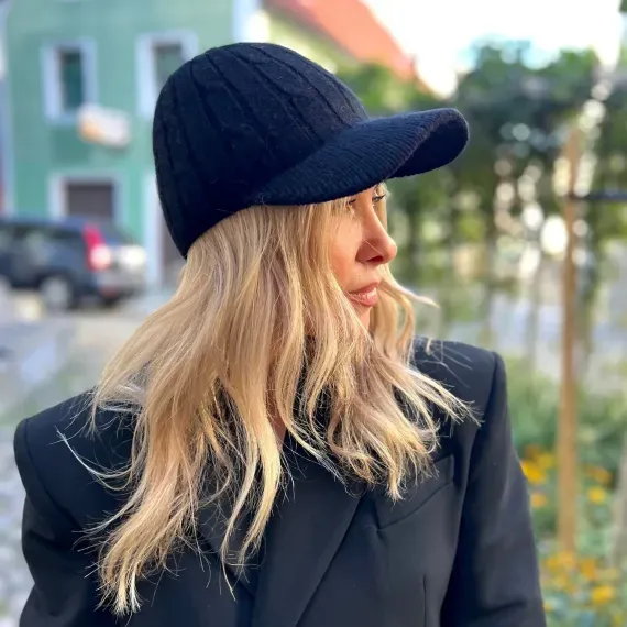 Czarna czapka z daszkiem z wełną.