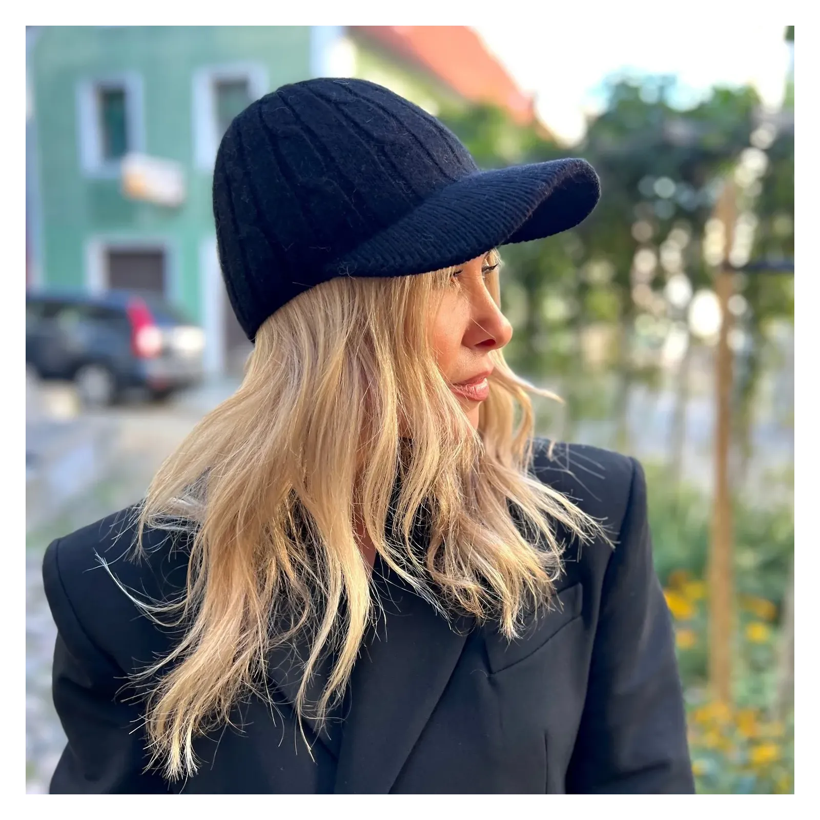 Czarna czapka z daszkiem z wełną.