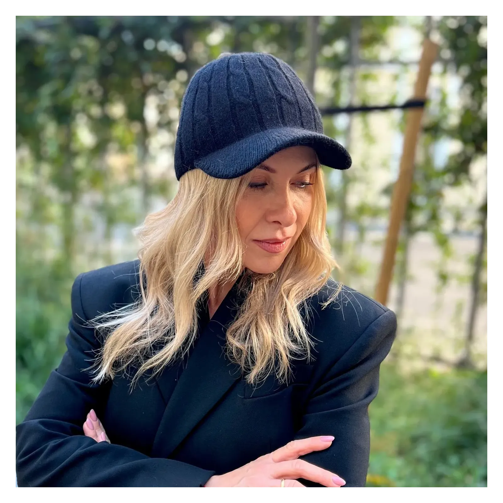 Czarna czapka z daszkiem z wełną.