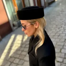 Wełniany toczek w kolorze czerni