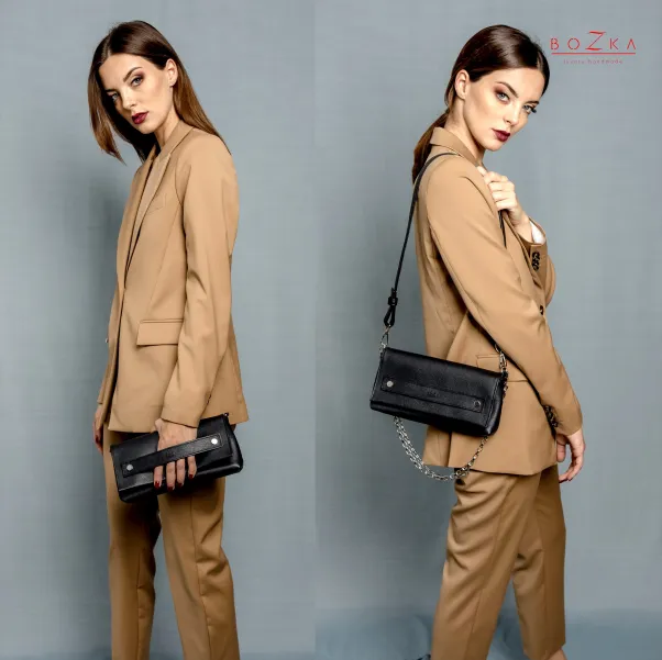 Czarna torebka ze skóry na każdą okazję.