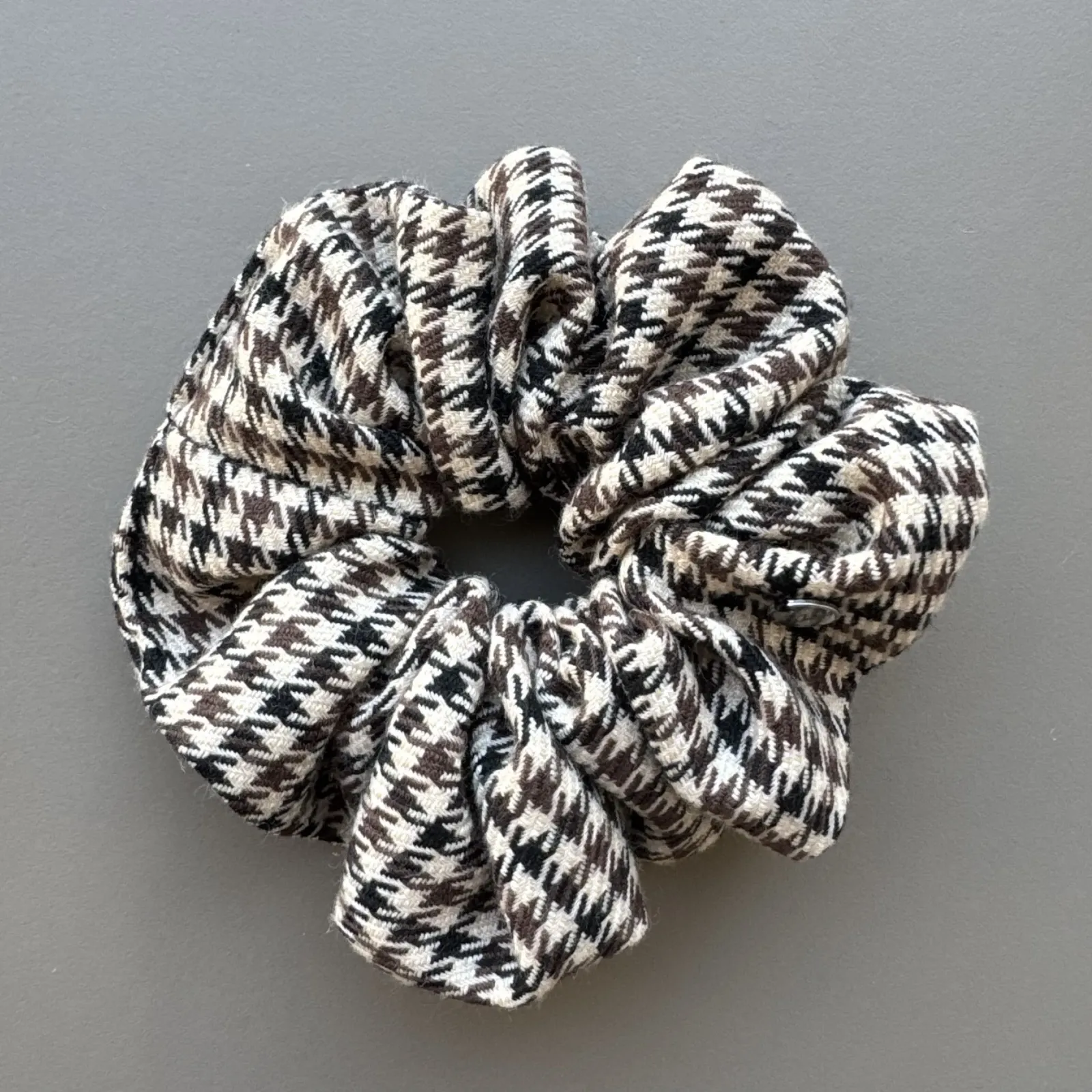 Mała gumka scrunchie w beżowo- brązową  kratę