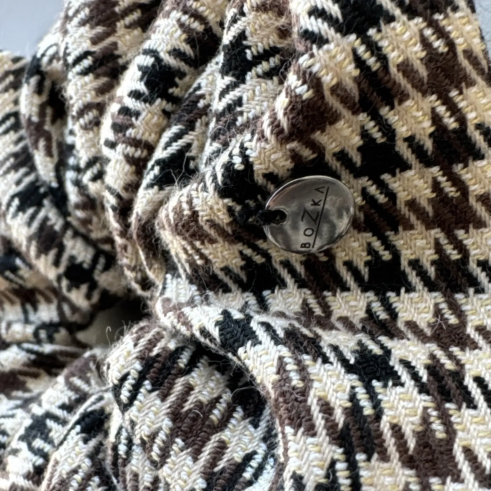 Mała gumka scrunchie w beżową kratę