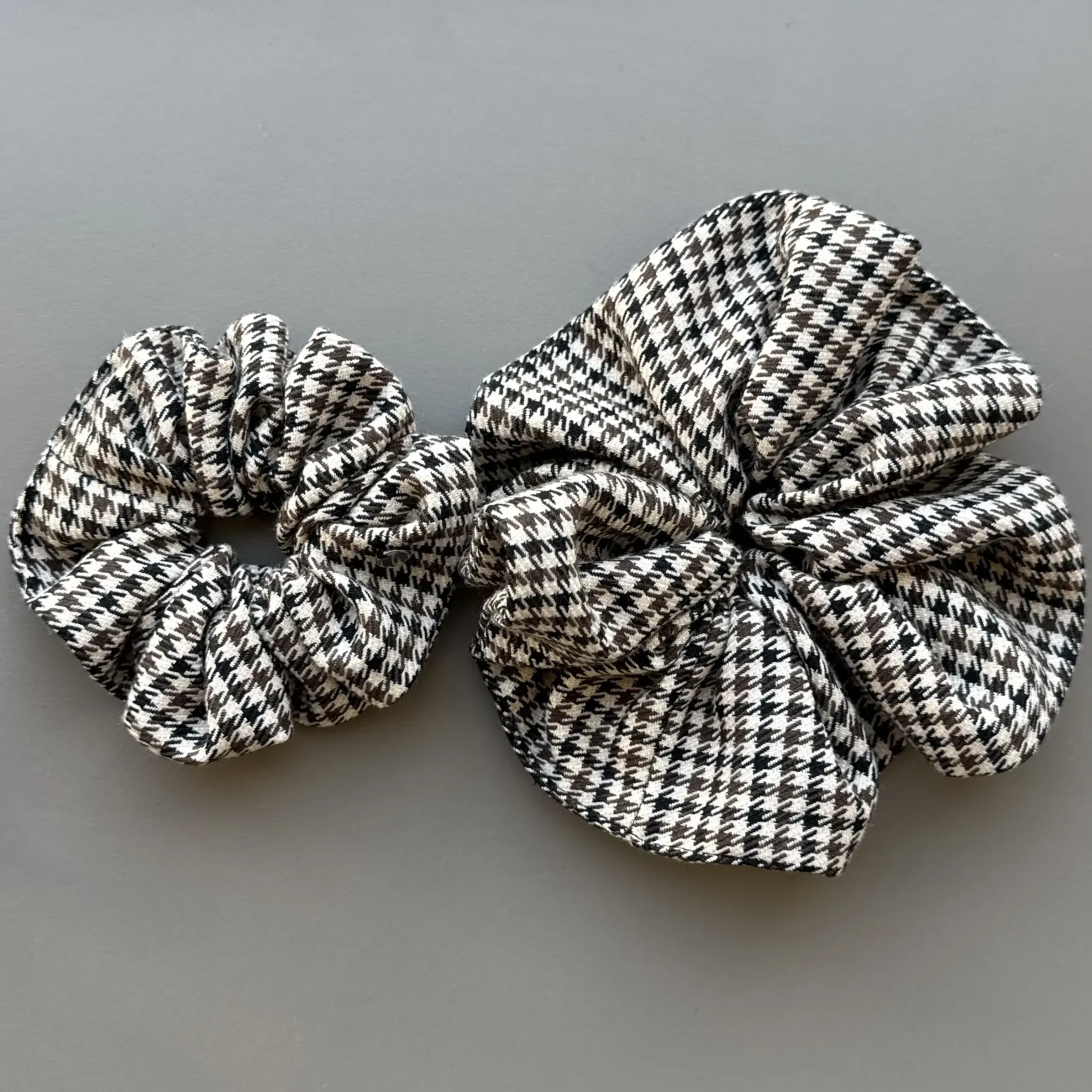 Mała gumka scrunchie w beżową kratę
