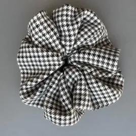 Duża gumka do włosów w beżowo- brązową kratę