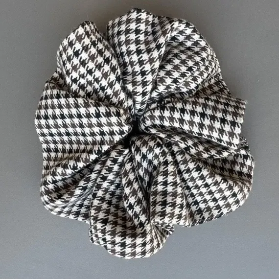 Duża gumka do włosów w beżowo- brązową kratę