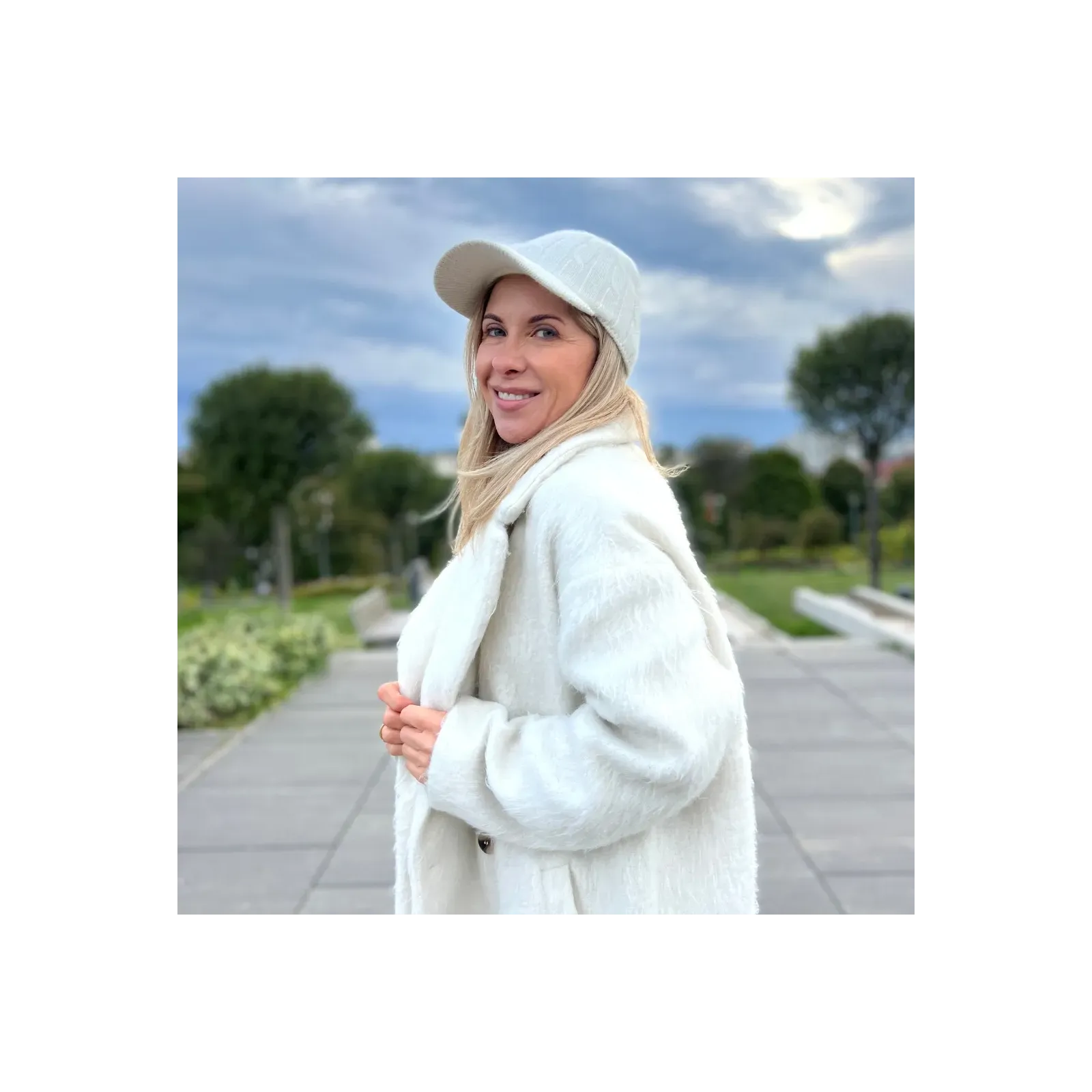 Ciepła biała czapka z daszkiem z wełny