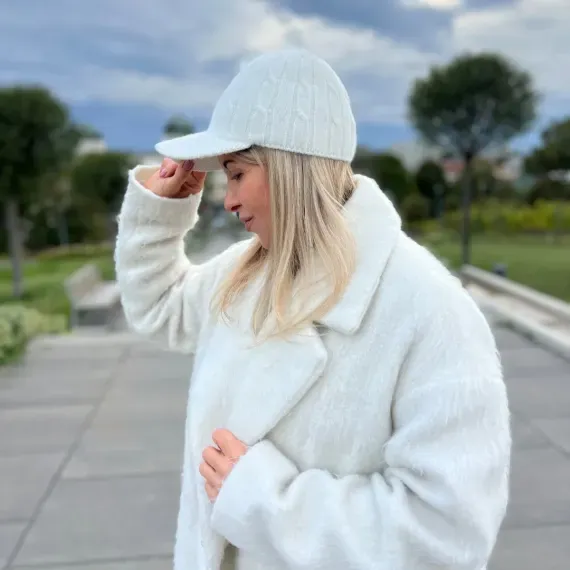 Ciepła biała czapka z daszkiem z wełny