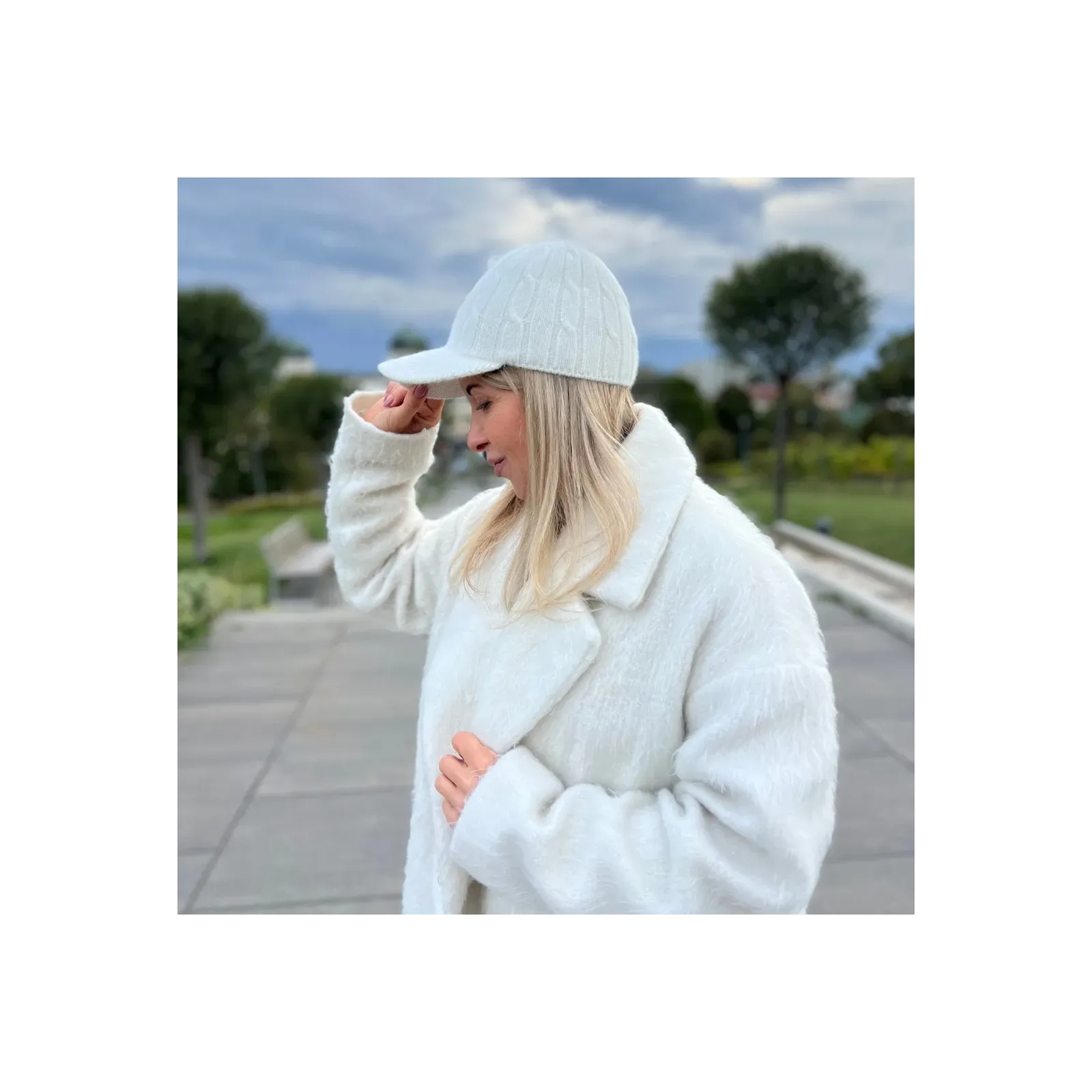 Ciepła biała czapka z daszkiem z wełny