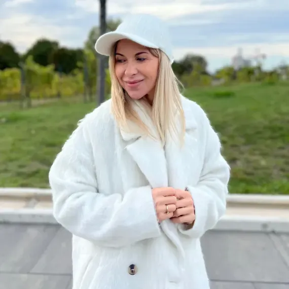 Ciepła biała czapka z daszkiem z wełny