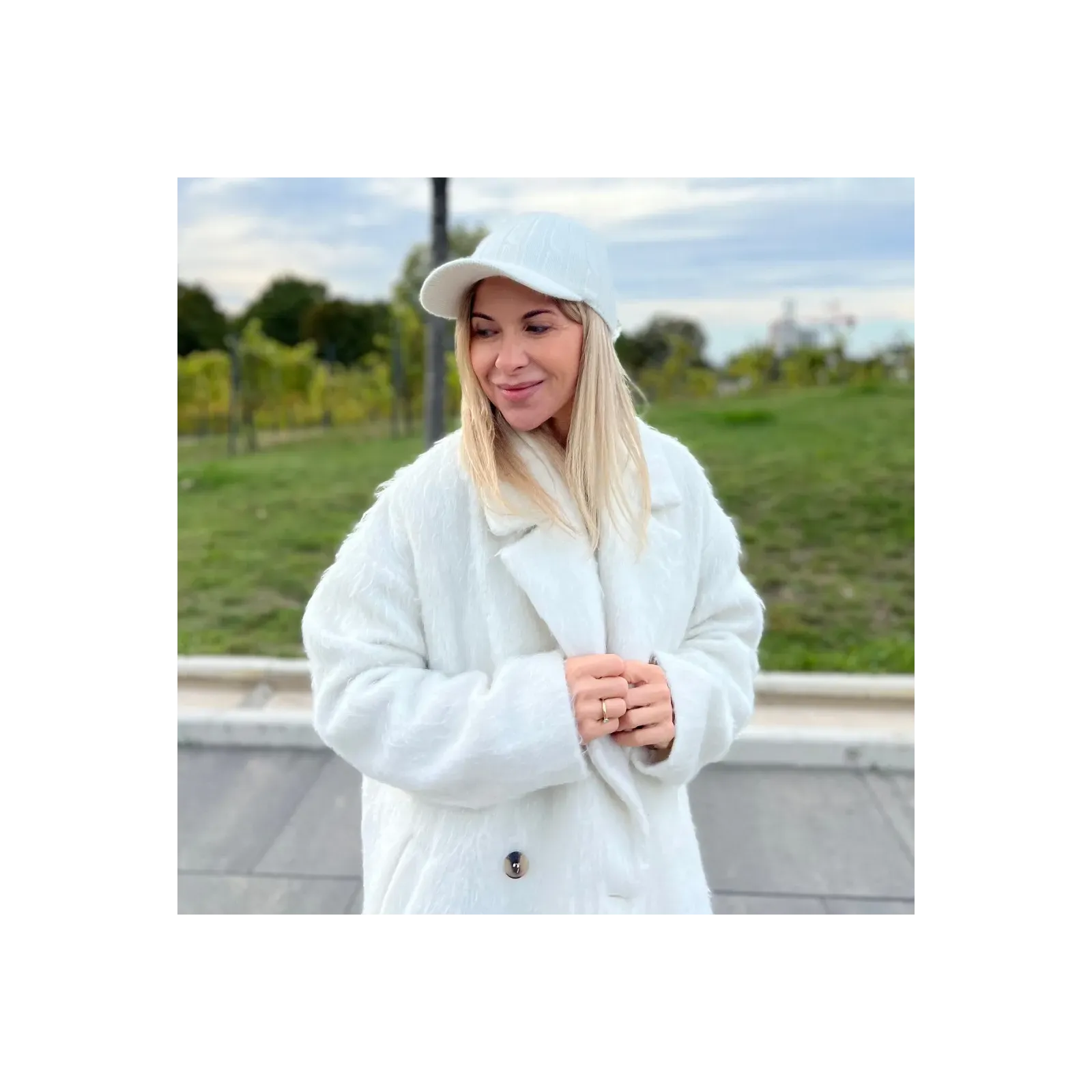 Ciepła biała czapka z daszkiem z wełny