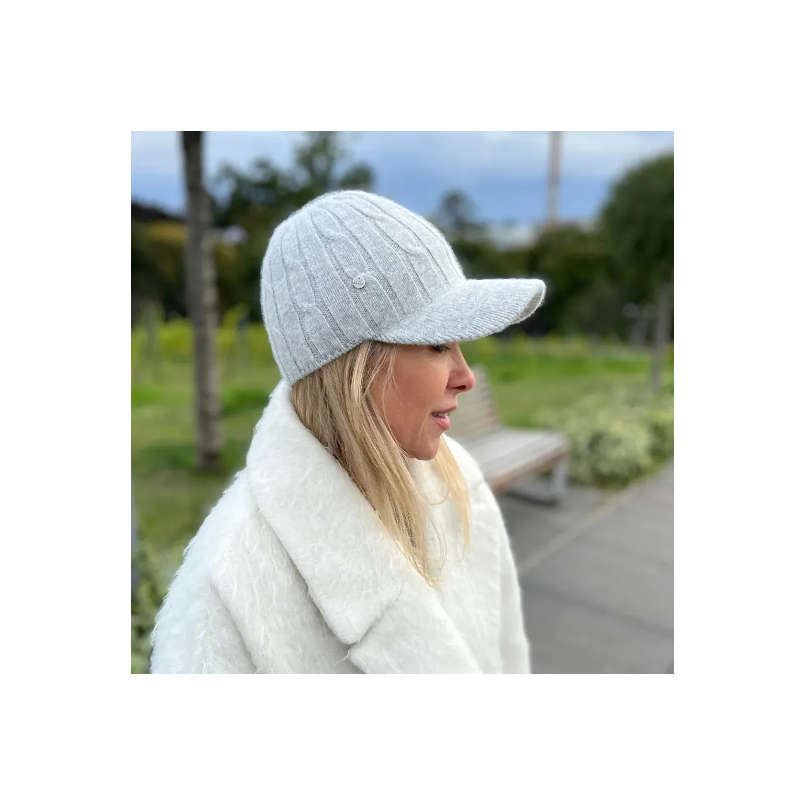 Modna szara czapka z daszkiem z wełny dla kobiet