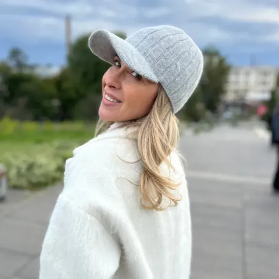 Modna szara czapka z daszkiem z wełny dla kobiet