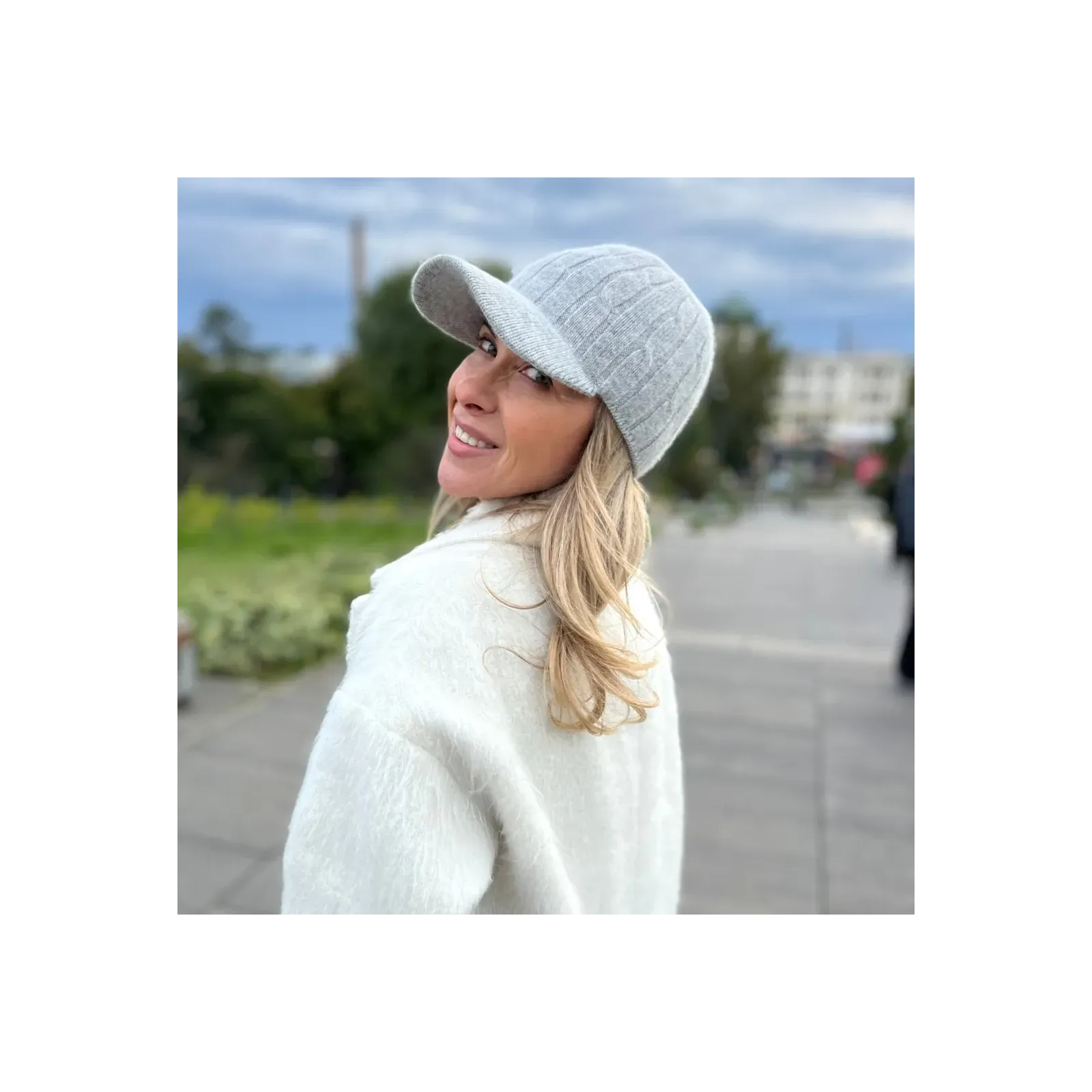 Modna szara czapka z daszkiem z wełny dla kobiet