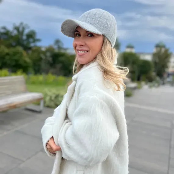 Modna szara czapka z daszkiem z wełny dla kobiet