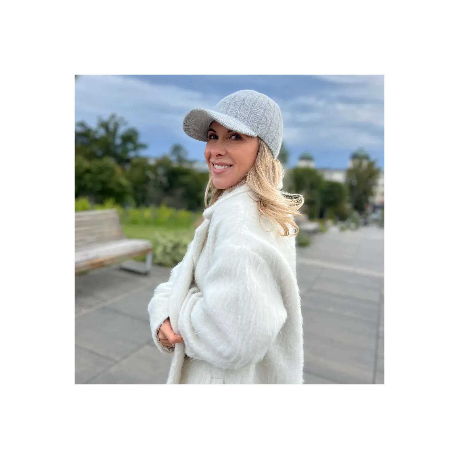 Modna szara czapka z daszkiem z wełny dla kobiet