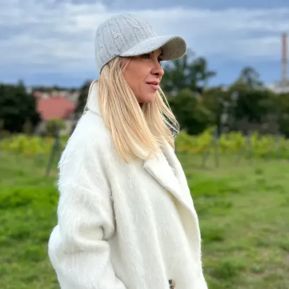 Modna szara czapka z daszkiem z wełny dla kobiet