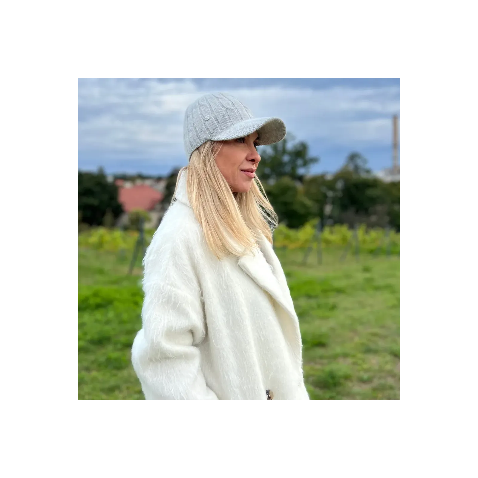 Modna szara czapka z daszkiem z wełny dla kobiet